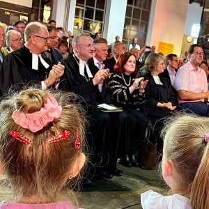 FROEHLICHE_STIMMUNG_IM_GOTTESDIENST