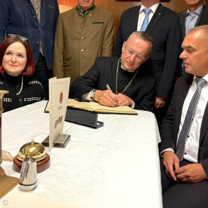 LANDESBISCHOF_EINTRAG_INS_GOLDENE_BUCH