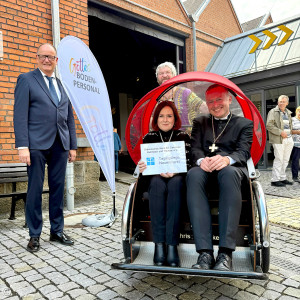 ORTSPFARRER_SCHLEICHER_ALS_RIKSCHAFAHRER_VON_LANDESBISCHOF_UND_PRAESIDIN