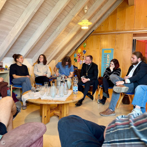 TALK_HAUTNAH_LANDESBISCHOF_IM_GESPRAECH_MIT_JUGENDLICHEN_AUS_NEUENMARKT